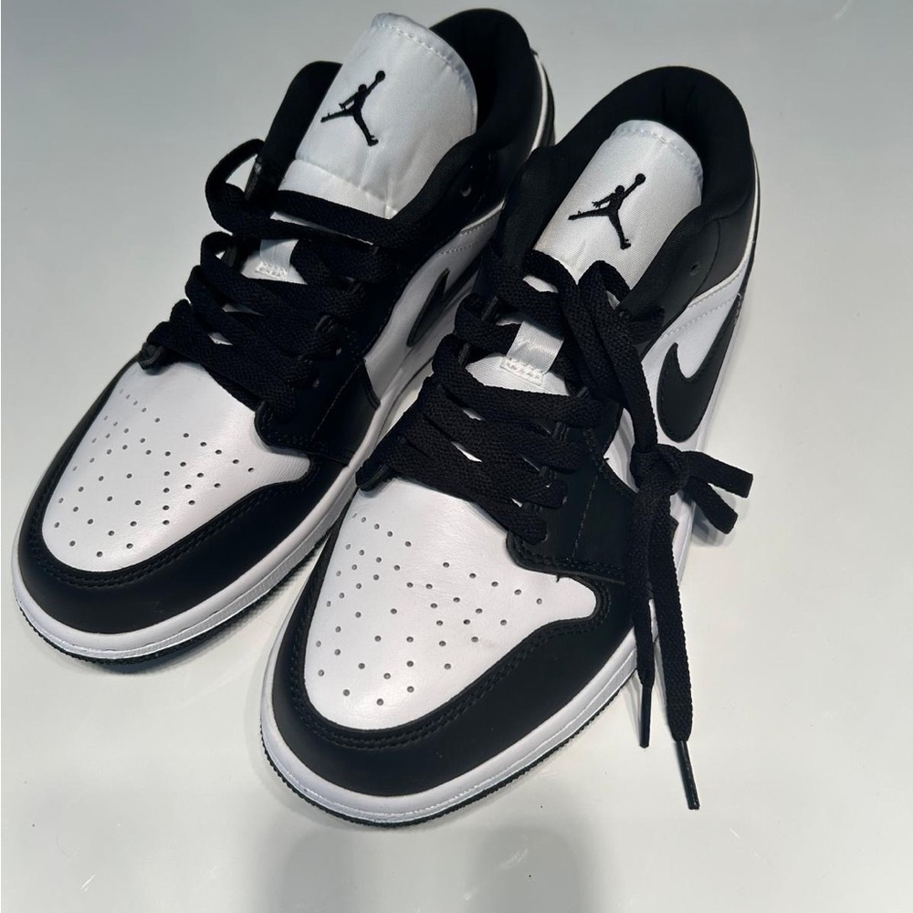 Jordan Men's Black and White Low-Top Sneakers